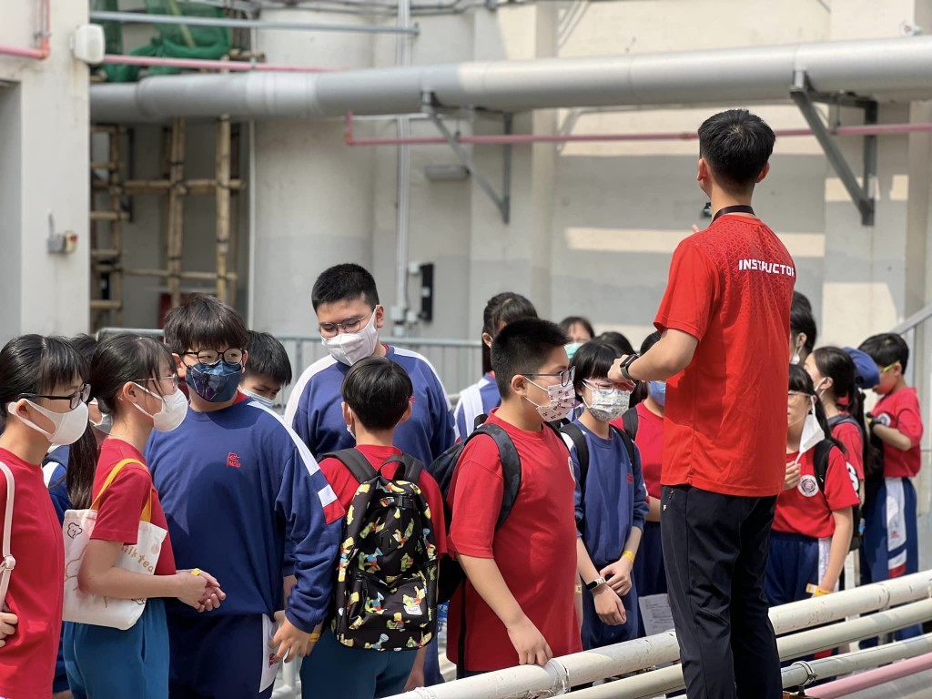 澳門培正中學 - 體驗室內跳傘 讓英文學習融入生活